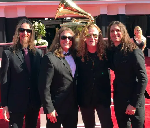 La decimosegunda es la vencida. Megadeth se hizo acreedora de un Grammy, aunque son de fondo Metallica mientras reciban el premio.
